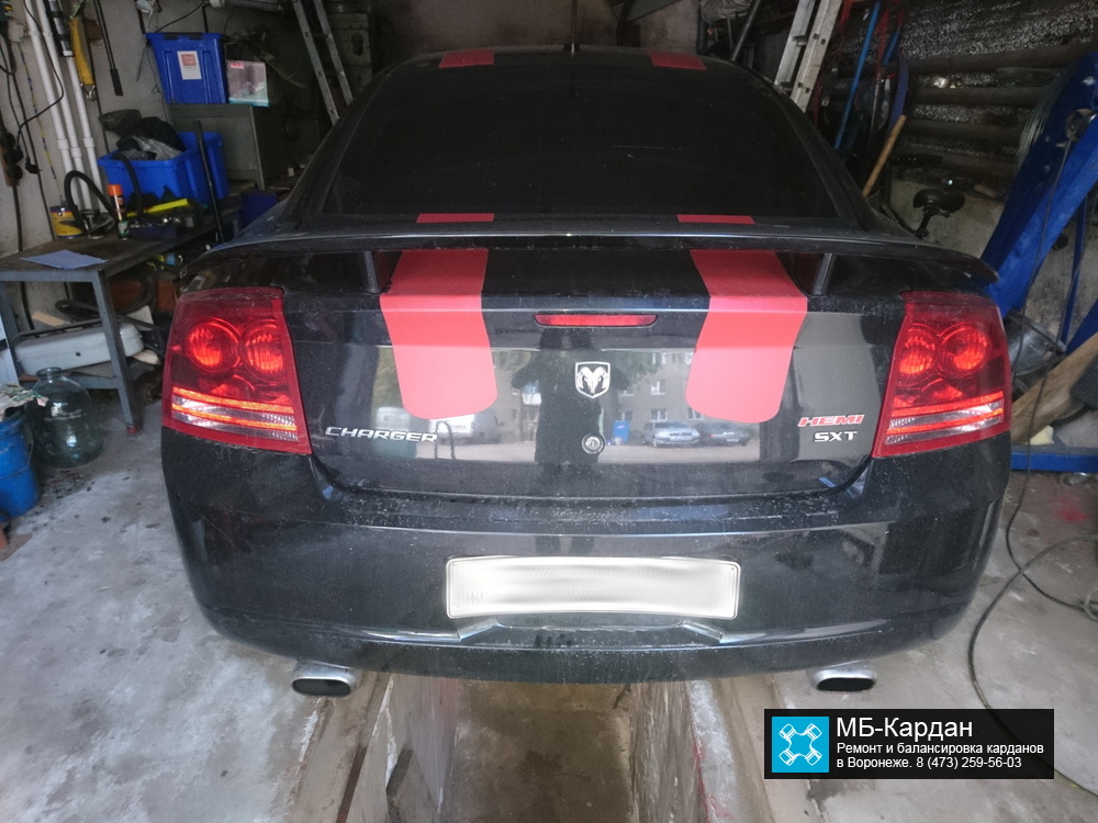 Dodge Charger в боксе на снятии карданного вала